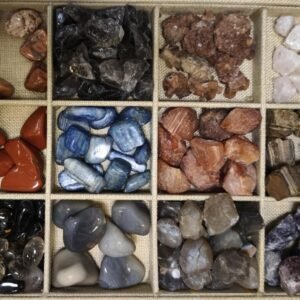 Mineralų rinkinys dėžutėje